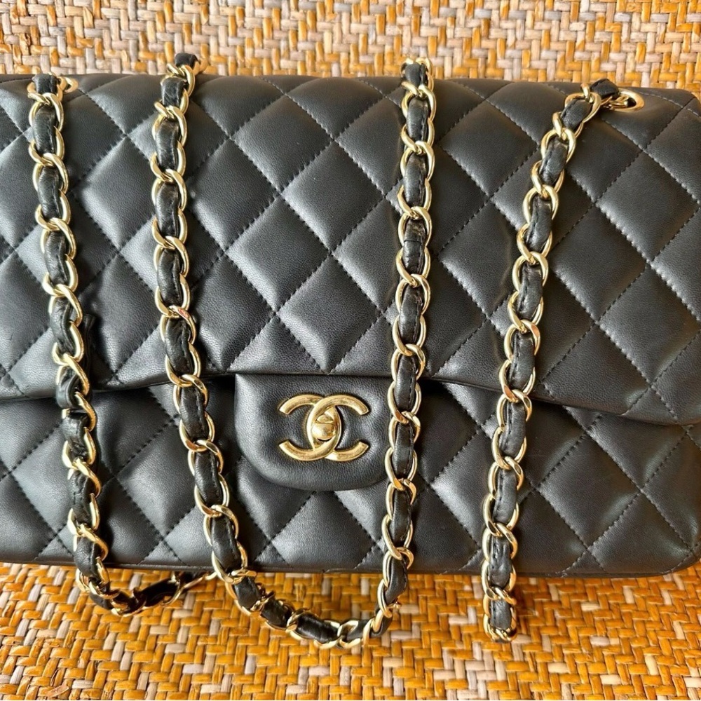 Chanel Classic Flap Jumbo Lambskin in very good condition